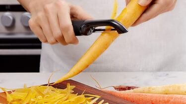 Este pelador giratorio suma 80.000 valoraciones en Amazon y cuesta menos de 9 euros