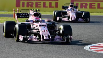 Force India&#039;s French driver Esteban Ocon (L) leads Force India&#039;s Mexican driver Sergio Perez during the Formula One Japanese Grand Prix at Suzuka on October 8, 2017. / AFP PHOTO / Toshifumi KITAMURA