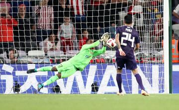 Soccer Football - Club World Cup - Semi-Final - River Plate v Al Ain FC - Hazza Bin Zayed Stadium, Al Ain City, United Arab Emirates - December 18, 2018  Al-Ain's Khalid Eisa saves a penalty from River Plate's Enzo Perez during the shootout                REUTERS/Suhaib Salem