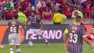 El delantero del Flamengo no le quedo más opción que pegar y salió expulsado.