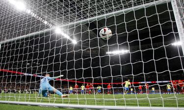 3-3. Lucas Paquetá, con su pierna izquierda, dispara al palo derecho de Unai Simón para anotar el tercer gol brasileño.
