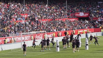 Más de 12.000 sevillistas arroparon a los suyos en el entrenamiento a puerta abierta de ayer en el Sánchez Pizjuán.