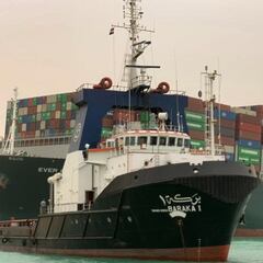 Un buque encallado en el Canal de Suez genera un atasco de 100 barcos