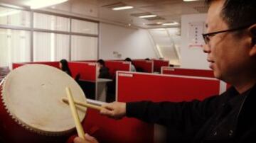El secretario del Consejo, Yang Nong, muestra cómo cada vez que realizan una venta importante, tocan este tambor.
