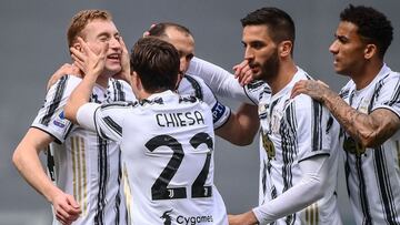 Juventus' Swedish forward Dejan Kulusevski (L) celebrates after opening the scoring during the Italian Serie A football match Juventus vs Genoa on April 11, 2021 at the Juventus stadium in Turin. (Photo by Marco BERTORELLO / AFP)