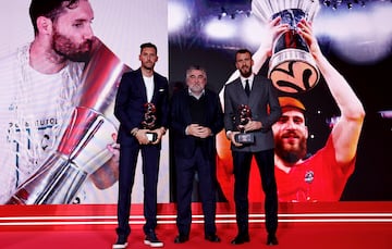 Premio Trayectoria As del deporte 2024. José Manuel Rodríguez Uribes, presidente del Consejo Superior de Deportes, posa con los jugadores de baloncesto galardonados Rudy Fernández y Sergio Rodríguez.




