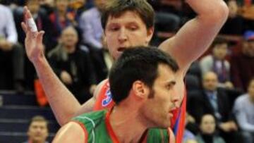 Saneme tiene el codo dolorido.