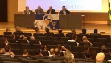 <b>EXPLICACIÓN. </b>Joan Soteras y la Junta Directiva, ayer, durante la celebración de la Asamblea.