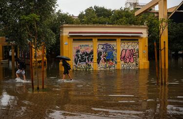 Calles anegadas de agua tras las lluvias torrenciales en la jornada de hoy en Sevilla.