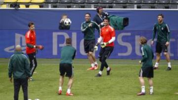 Bromeando durante el entrenamiento del Real Madrid en Dortmund previo al partido de semifinales de Champions League.