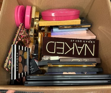 A woman visits her parents’ home and is amazed when she finds a lost trace of her past: “A time capsule”