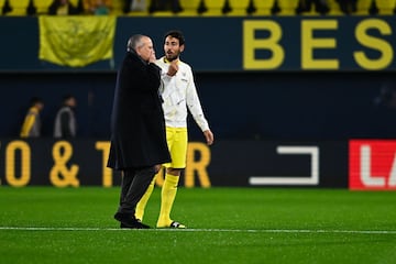 El presidente del Villarreal, Fernando Roig y el centrocampista del equipo castellonense, Dani Parejo, conversan tras conocerse la suspensin por la lluvia del encuentro correspondiente a la jornada 26 de Laliga EA Sports que iban a disputar hoy lunes Villarreal y RCD Espanyol en el estadio de La Cermica, en Villarreal. 