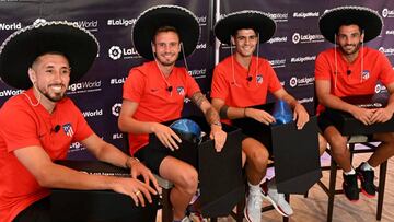 Herrera, Sa&uacute;l, Morata y Ad&aacute;n recibieron el cl&aacute;sico sombrero de charro mexicano en la presentaci&oacute;n del partido.