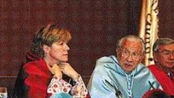 <B>CÁTEDRA OLÍMPICA.</B> Pilar del Castillo y Juan Antonio Samaranch.