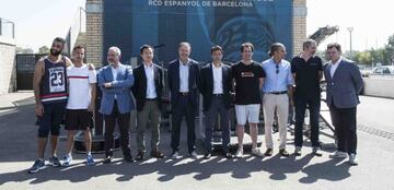 La foto de familia del Espanyol con Justícia e internos de Lledoners.