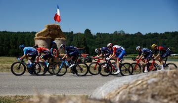 El pelotón durante la decimotercera etapa del Tour de Francia 2022. 