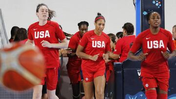 Las jugadoras de la selección de Estados Unidos saltan a calentar.