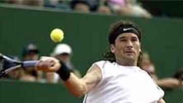 <b>INCAPAZ.</b> Esta vez el tenis español no ha sido rival para Coria.