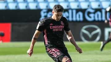 Fede Valverde controla un balón en el partido entre Celta y Real Madrid disputado ayer.