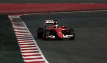 GRA394. MONTMELÓ (BARCELONA), 26/02/2015.- El piloto finlandés de Ferrari, Kimi Raikkonen, durante la primera jornada de la tercera tanda de entrenamientos oficiales de Fórmula Uno que se celebran en el Circuito de Catalunya de Montmeló. EFE/Alberto Estévez