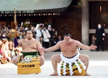 El gran campeón de sumo mongol  Yokozuna Hakuho  interpreta el "dohyo-iri", interpreta la ceremonia de ingreso al ring durante el ritual de Año Nuevo en el santuario Meiji en Tokio (Japón),. La ceremonia tradicional atrae cada año a miles de personas que no quieren perderse la lucha entre los dos campeones de sumo de Japón, conocidos como yokozuna, considerada como una ofrenda a los dioses sintoístas. 