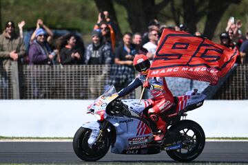 Marc Márquez celebra con una bandera con su logo y número, su victoria en el GP de Australia.