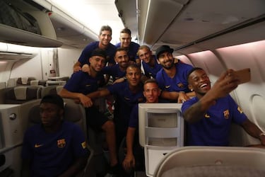 Barcelona's men and women fly together, apart