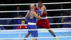 El ruso Evgeny Tishchenko y el kazajo Vassiliy Levit luchan durante la final del t&iacute;tulo ol&iacute;mpico del peso semipesado de los Juegos Ol&iacute;mpicos de R&iacute;o 2016.