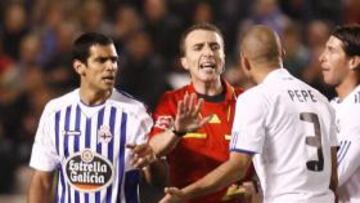 <b>POLÉMICA. </b>Pepe protesta a Fernández Borbalán en Riazor.