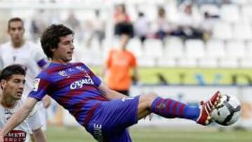 <b>IGUALDAD. </b>Víctor Pérez toca un balón durante el choque de ayer, en el que relevó a los 20 minutos al lesionado Neru.