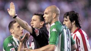 <b>LA ARMÓ. </b>Daudén Ibáñez se comió un clarísimo penalti de Juanito a Tiko y otro, quizás menos claro, de Lafuente a Assunçao.