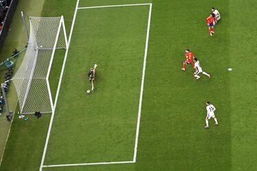 1-1. El jugador del Chelsea, recibe sólo cerca de la media luna del área española, dispara con la pierna izquierda, al palo derecho de Unai Simón para anotar el primer tanto del conjunto inglés.