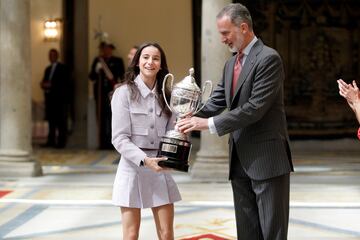 Premio Princesa Leonor: Felipe VI entrega a Adriana Cerezo, deportista española que compite en taekwondo. Este galardón premia a la deportista, menor de 18 años, que más haya destacado durante el año, por su progresión deportiva.