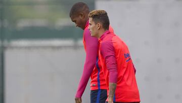 Nili, en primer plano, con Marlon en un entrenamiento del Bar&ccedil;a.