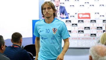 Modric abandona la sala de prensa con los colores de Croacia.