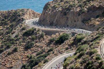 El pelotón durante la undécima etapa de la Vuelta España 2022, con final en Cabo de Gata (Almería) y 191,2 km de recorrido