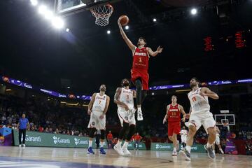 El base ruso Aleksei Shved entra a canasta ante los jugadores de la selección española de baloncesto Juan Carlos Navarro, Ricky Rubio y Fernando San Emeterio.