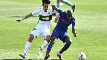 Kondogbia roba un bal&oacute;n en el Elche-Atl&eacute;tico.