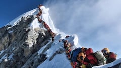 Foto de la expedici&oacute;n Nirmal Purja publicada en @everesthoy sobre la cola de alpinistas para coronar el Everest.