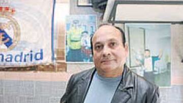 <b>CON EL DISCO. </b>Luis posa en el bar de su amigo Toñin, el torero.