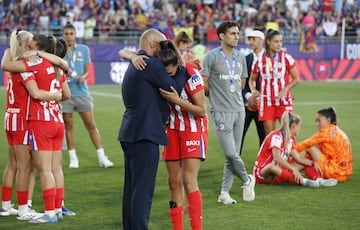 Las jugadoras del Atlético de Madrid tras terminar el encuentro contra el Barcelona.
