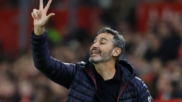 SEVILLA, 02/12/2024.- El entrenador de Osasuna, Vicente Moreno, durante el partido de LaLiga que Sevilla FC y CA Osasuna disputan este lunes en el estadio Ramón Sánchez-Pizjuán. EFE/José Manuel Vidal