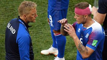 Ragnar Sigurdsson, al ser sustituido, hizo gestos raros con las manos al seleccionador islandés. Estaba conmocionado.