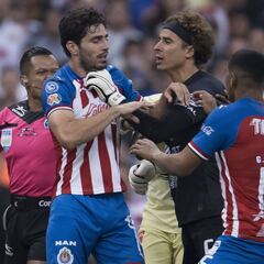 La diferencia en las fotos del supuesto escupitajo de Ochoa