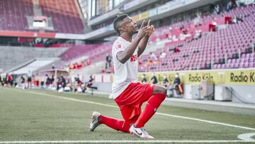 Jhon Córdoba celebrando un gol con Colonia.