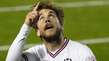 Álvaro Jiménez dedica un gol durante el partido de LaLiga Smartbank entre el Albacete y el Almería.