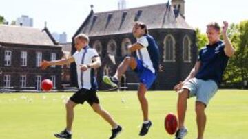 OTROS DEPORTES. Bottas y Massa, pilotos de Williams, muestran sus dotes pateando el bal&oacute;n oval junto a Selwood, profesional de la AFL.
 