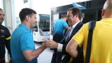 Messi es felicitado por Sandro Rosell.