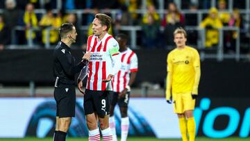 Soccer Football - Europa League - Group A - Bodo/Glimt v PSV Eindhoven - Aspmyra Stadion, Bodo, Norway - November 3, 2022 Referee Donatas Rumsas with PSV Eindhoven's Luuk de Jong Mats Torbergsen/NTB via REUTERS ATTENTION EDITORS - THIS IMAGE WAS PROVIDED BY A THIRD PARTY. NORWAY OUT. NO COMMERCIAL OR EDITORIAL SALES IN NORWAY.