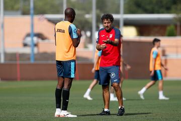 Imanol Idiakez da instrucciones a Nyom durante un entrenamiento